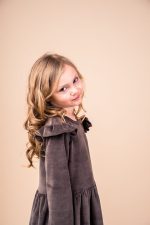 Welurowa sukienka z długim rękawem Czekoladowa - obrazek 2