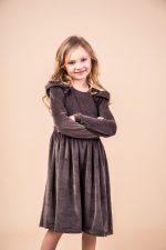 Welurowa sukienka z długim rękawem Czekoladowa - obrazek 4