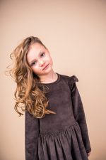 Welurowa sukienka z długim rękawem Czekoladowa - obrazek 5