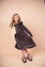 Welurowa sukienka z długim rękawem Czekoladowa - obrazek 7